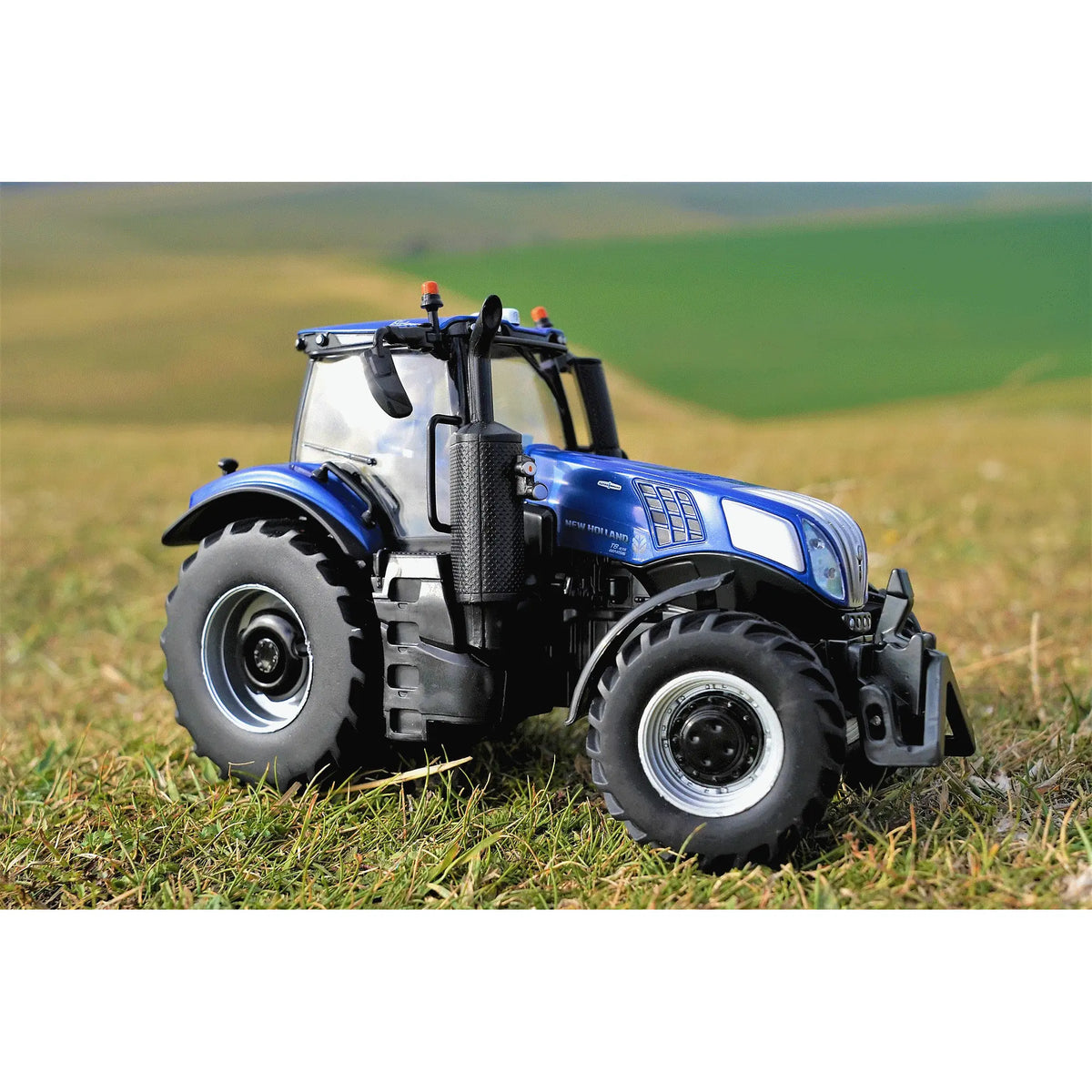 Britains New Holland T8.435 Tractor 1:32 Scale Model 43216