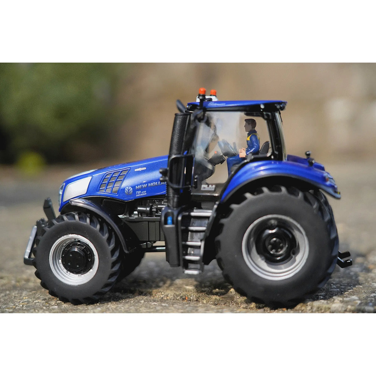Britains New Holland T8.435 Tractor 1:32 Scale Model 43216