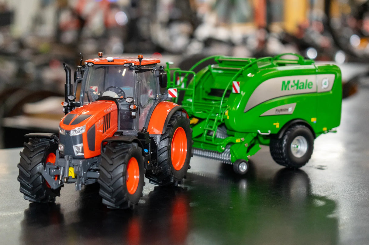 Kubota M7‑174 Model Tractor 1:32 Scale Die‑Cast with Weights by Universal Hobbies