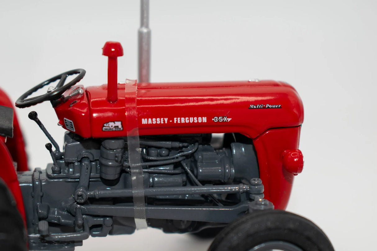 Universal Hobbies Massey Ferguson Red 35X 1:32 Model