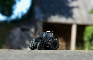 Britains Valtra Q305 4WD Tractor in Black 1:32 Scale Model 43309