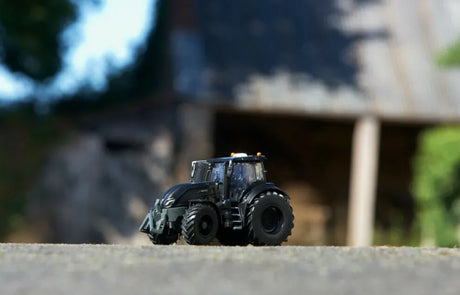 Britains Valtra Q305 4WD Tractor in Black 1:32 Scale Model 43309