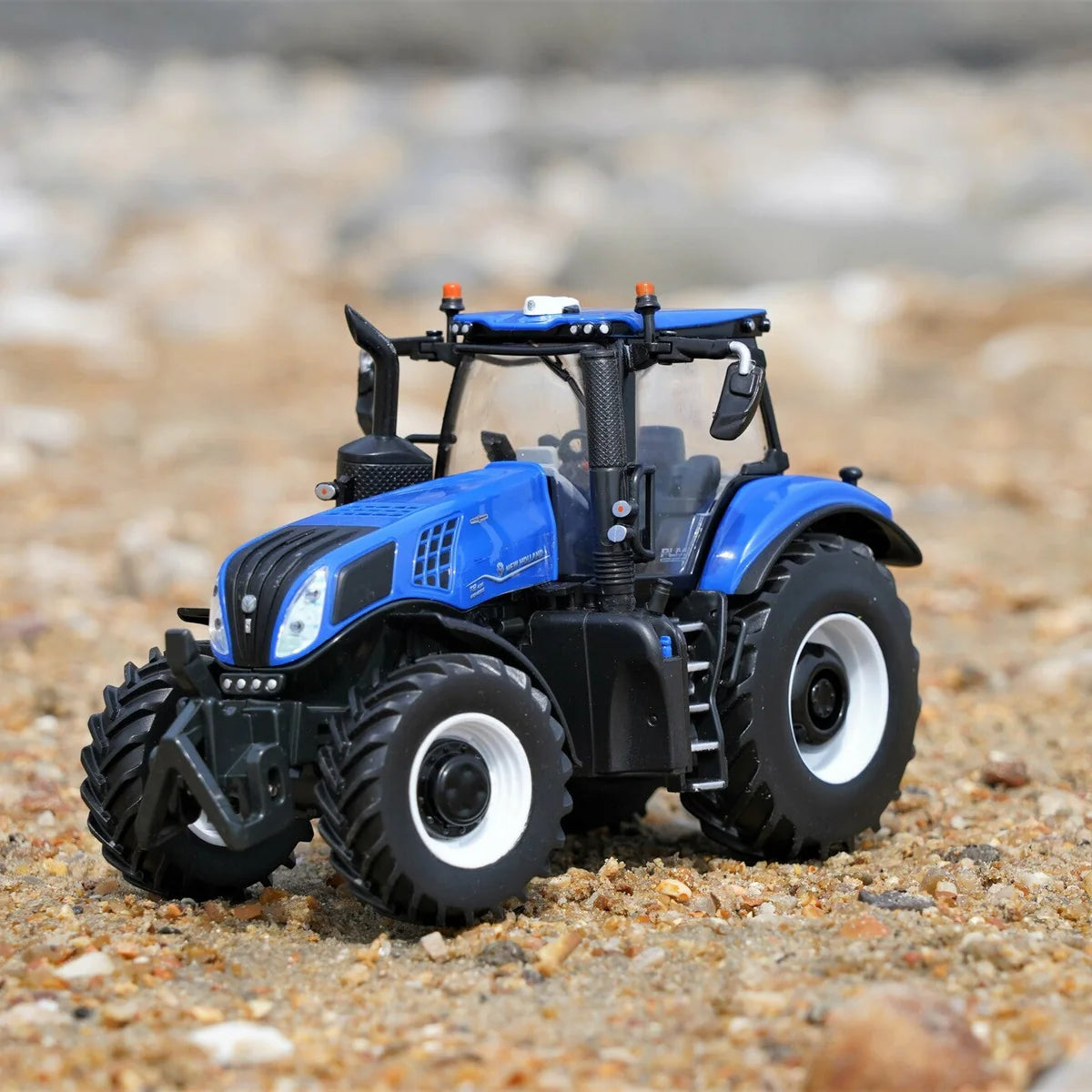 Britains New Holland T8 Genesis - 1:32 Scale