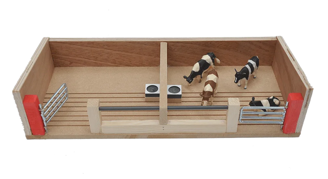 Millwood Cattle House with 2 Pens