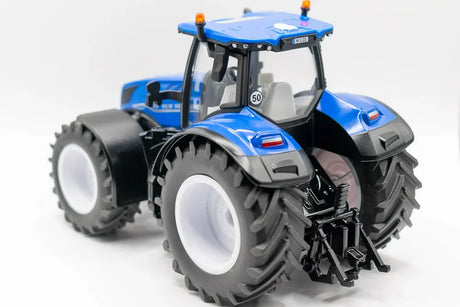 Siku New Holland T7.315 with round bale trailer