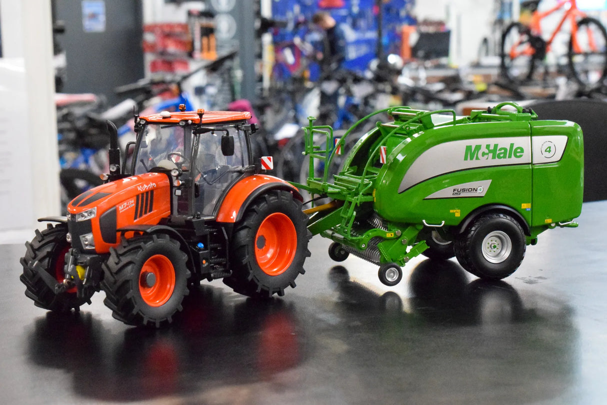 Kubota M7‑174 Model Tractor 1:32 Scale Die‑Cast with Weights by Universal Hobbies