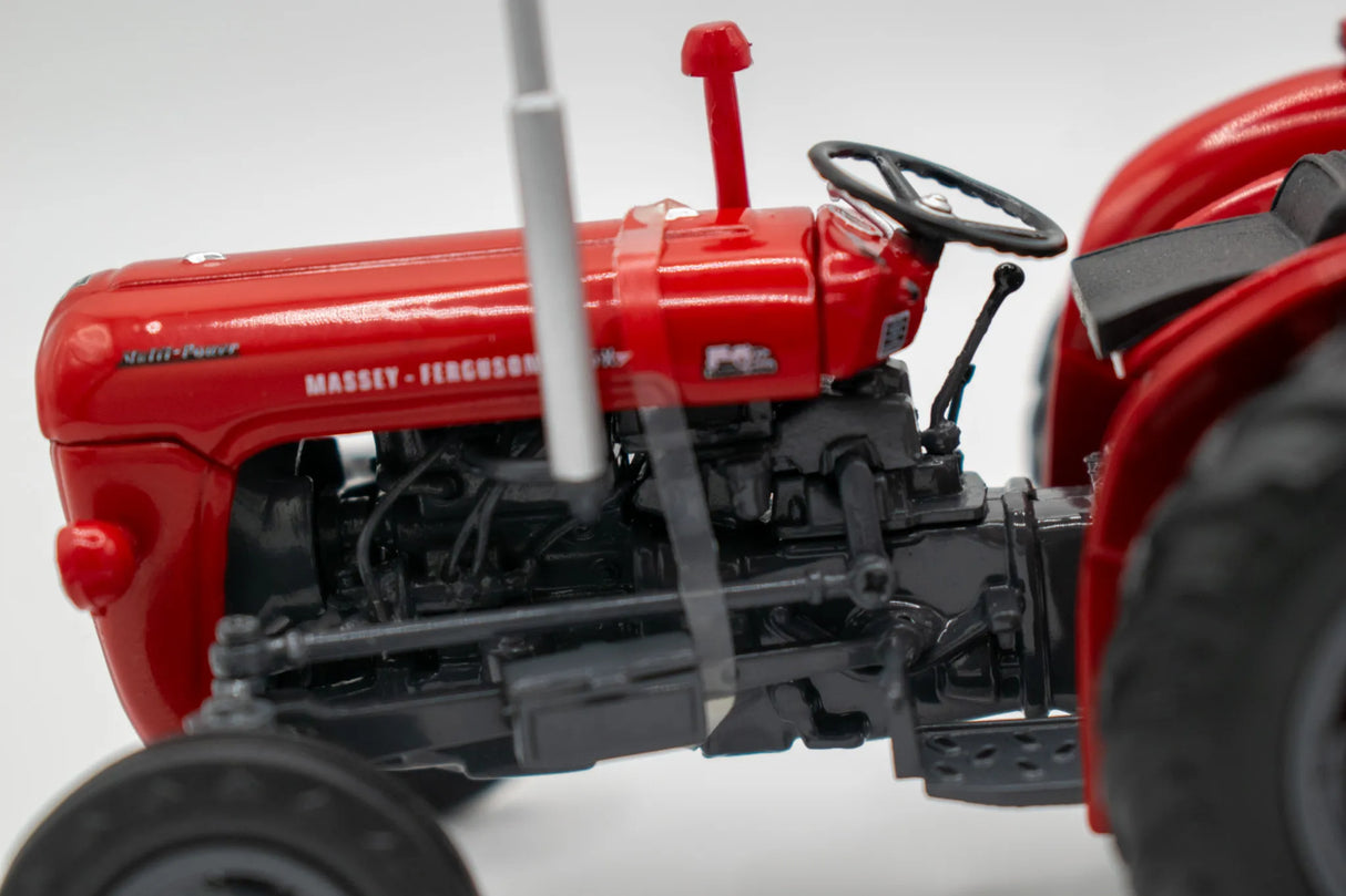 Universal Hobbies Massey Ferguson Red 35X 1:32 Model