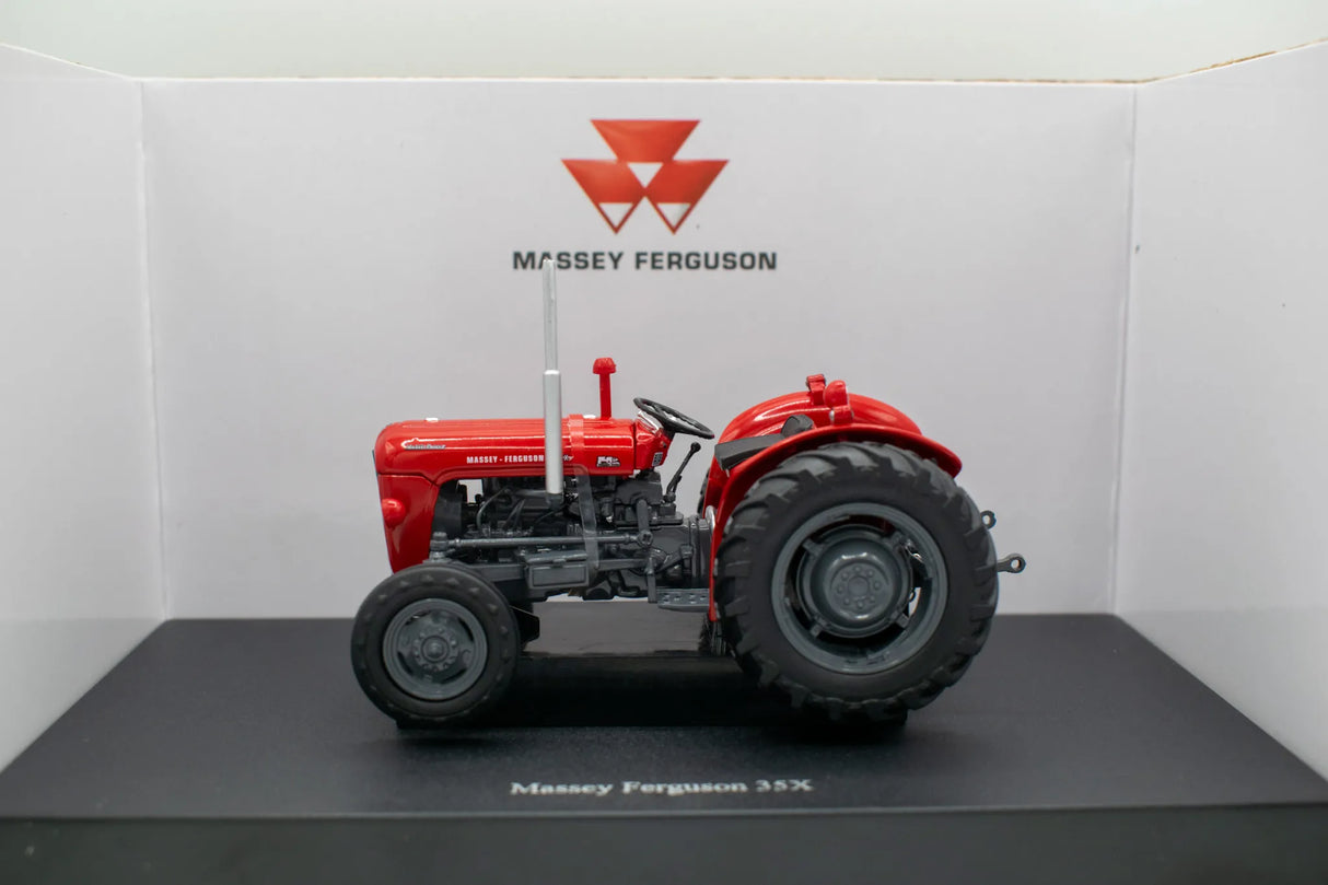 Universal Hobbies Massey Ferguson Red 35X 1:32 Model