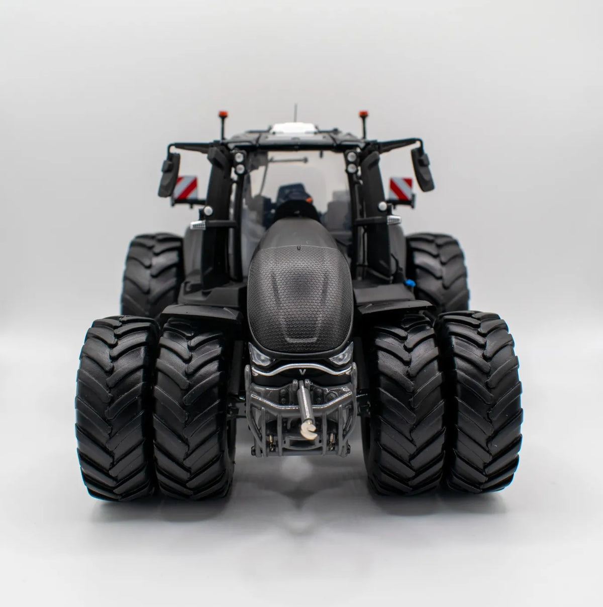 Valtra S416 Unlimited with double wheels matt black Model Tractor 1:32 Scale Die-Cast 4WD by Universal Hobbies