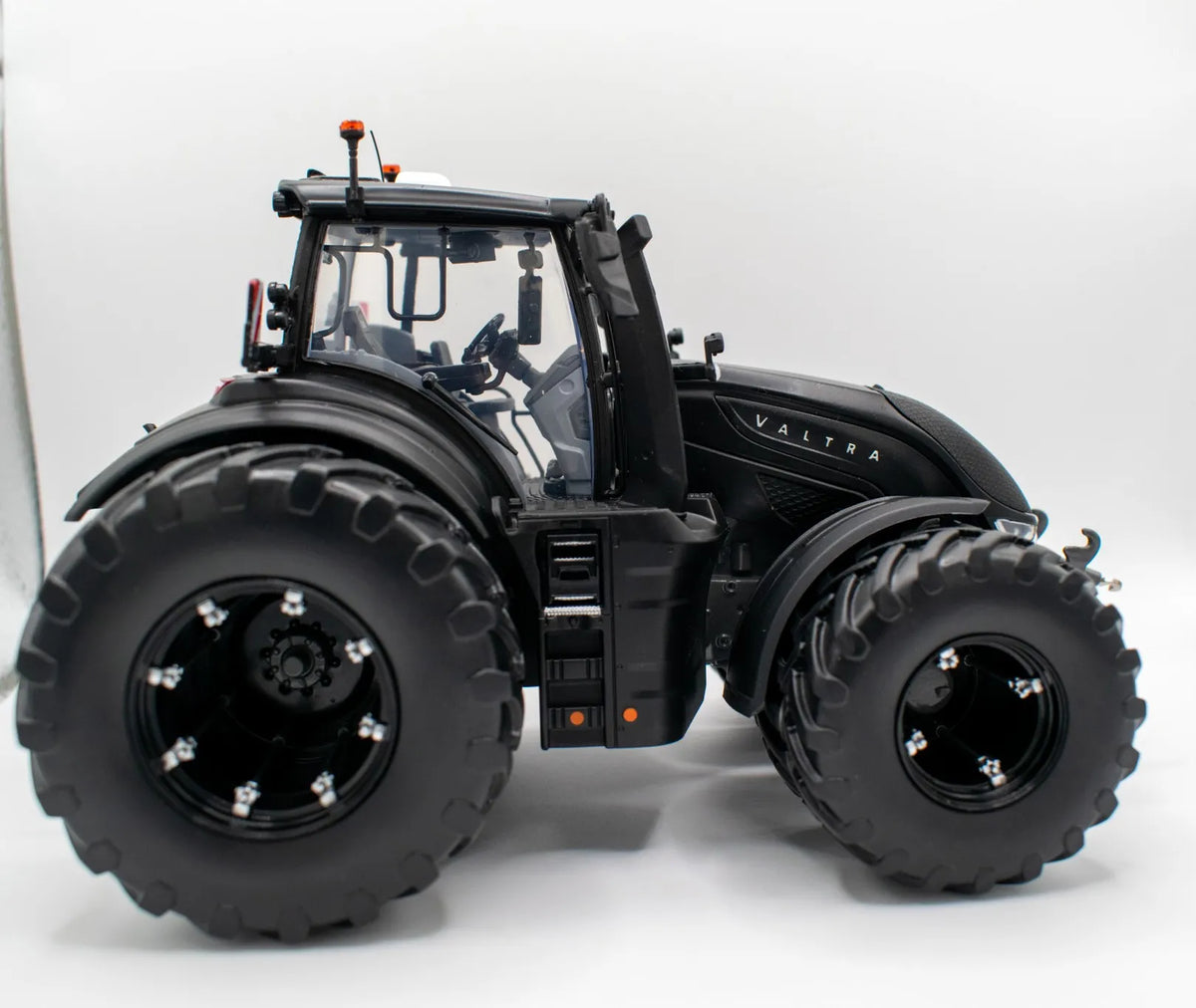Valtra S416 Unlimited with double wheels matt black Model Tractor 1:32 Scale Die-Cast 4WD by Universal Hobbies